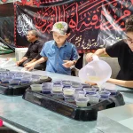 ظهرعاشورا به روایت دو رفیق - تهران هیئت محبان الحسین(ع) - در حال پذیرایی