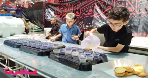 ظهرعاشورا به روایت دو رفیق - تهران هیئت محبان الحسین(ع) - در حال پذیرایی